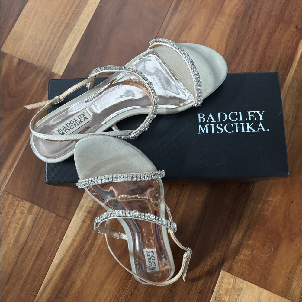Badgley Mischka Women's champagne Strappy Sandals
